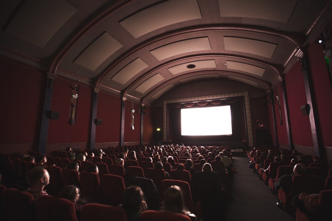 sala kinowa z jasnym ekranem